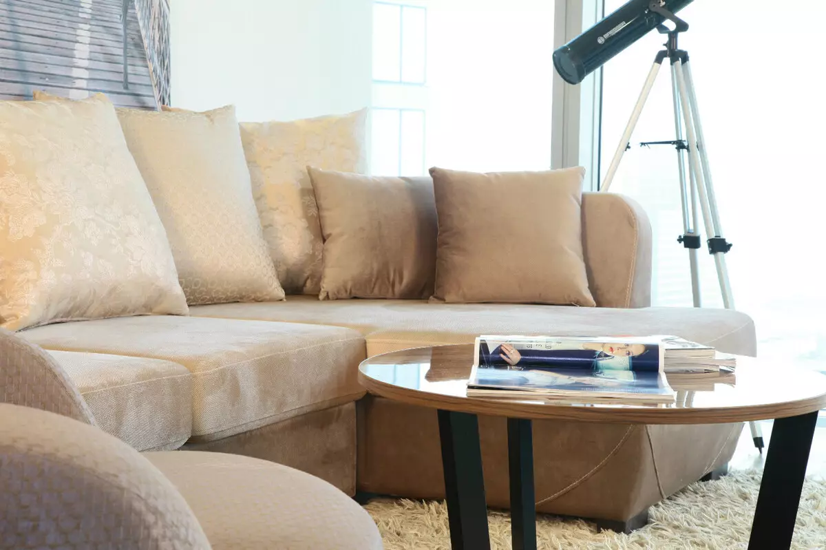 10 modi per entrare correttamente un divano luminoso all'interno