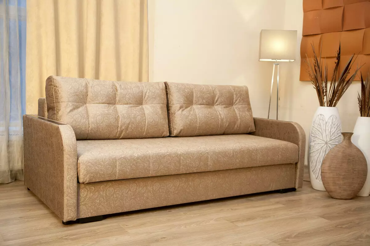 10 maneiras de entrar corretamente um sofá brilhante no interior