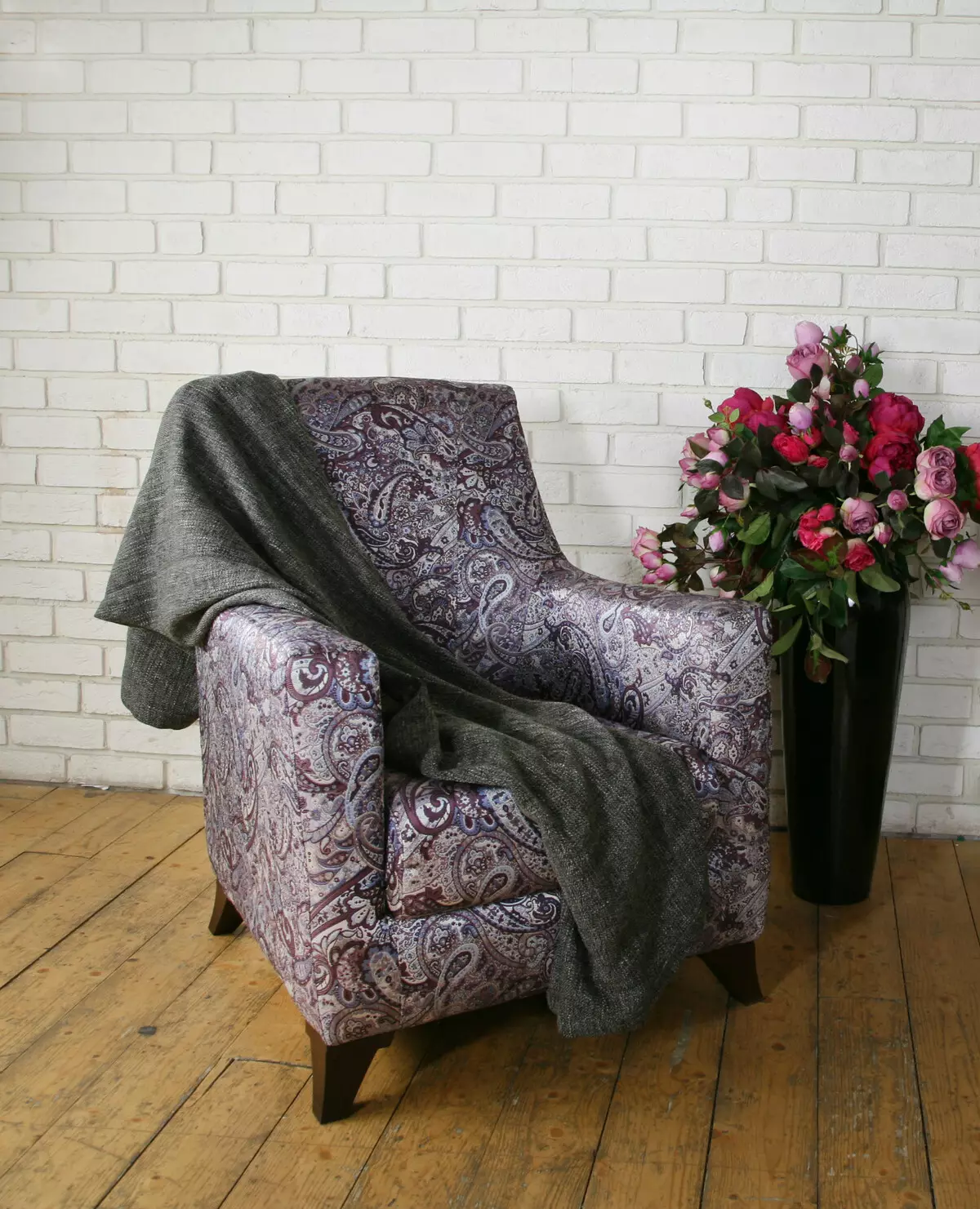 10 mënyra për të hyrë në një divan të ndritshëm në brendësi