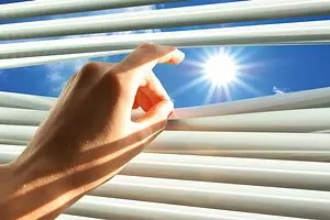 Cómo proteger su casa de la luz del sol de puntuación: 3 maneras fieles 11656_1