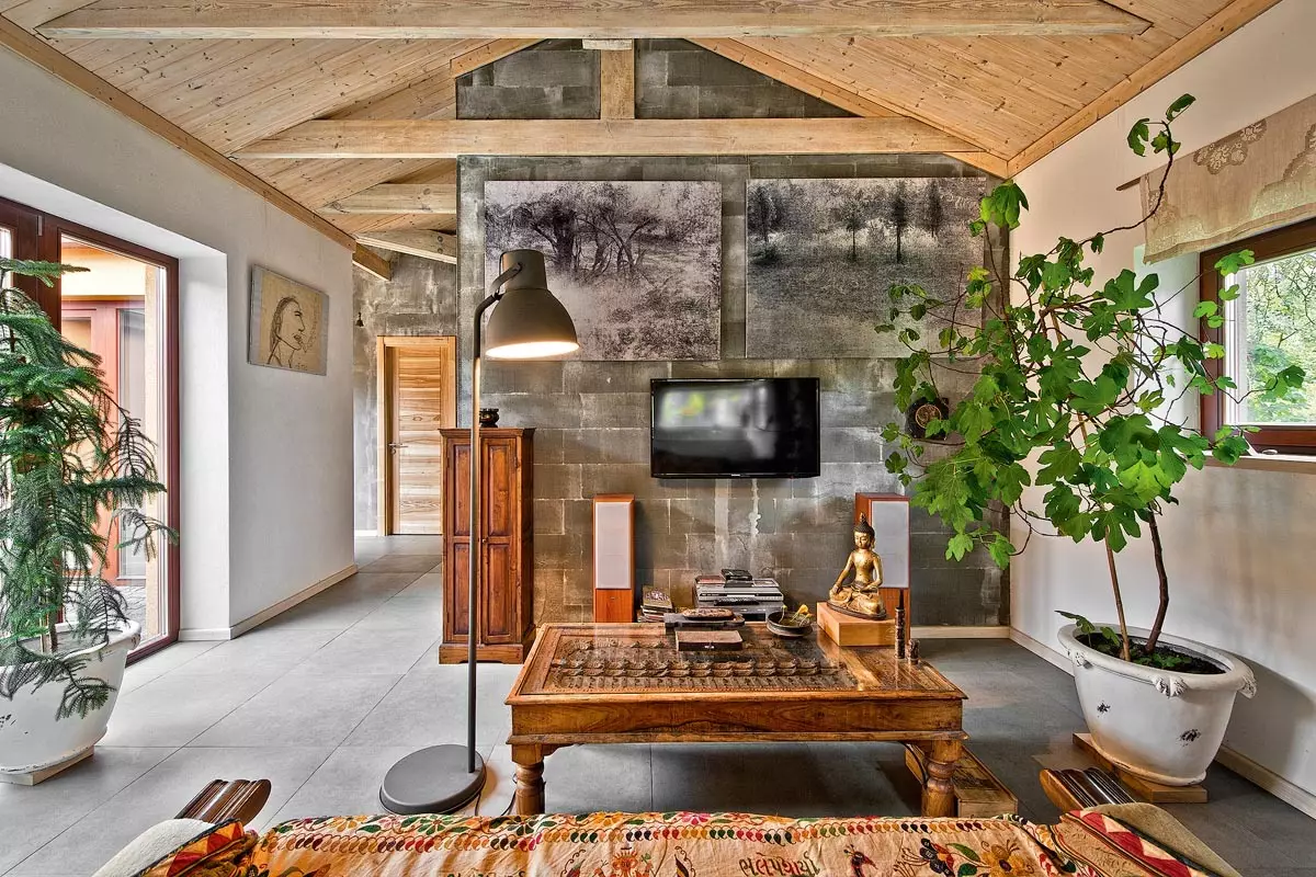 Interior de uma casa privada com um pátio