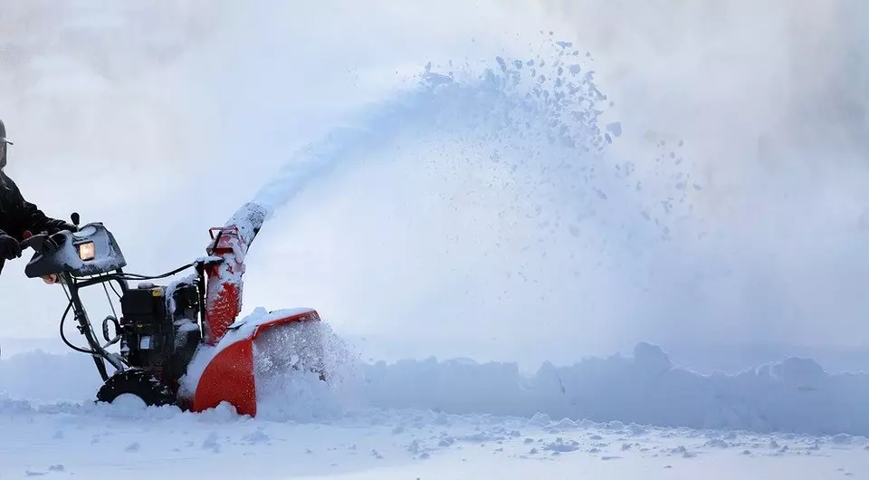 Paano pumili ng isang snow blower: 9 mahalagang parameter at kapaki-pakinabang na mga tip 11838_16