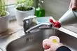 10 Métodos de uso de un líquido de lavavajillas banal en la limpieza y la vida cotidiana.