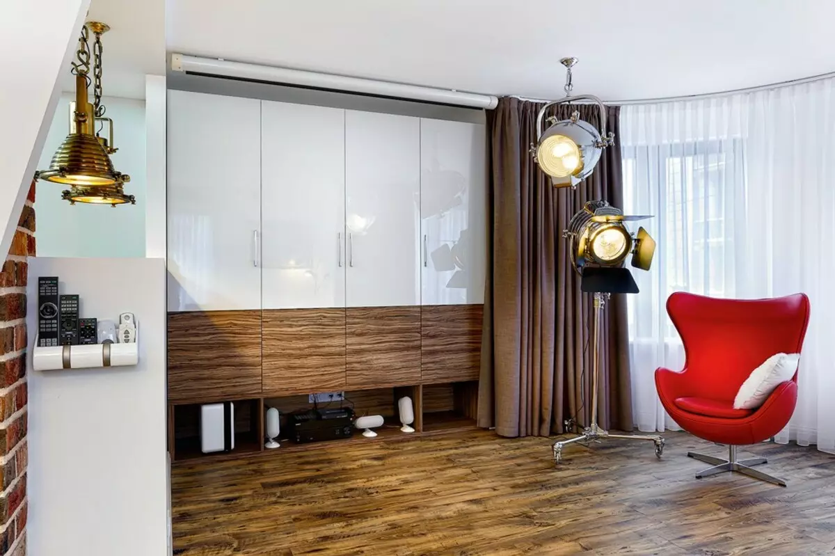 Apartamento para bacharelato: estética de Lofktovka e acentos brillantes 11874_13