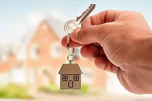 ہم ایک گھر خریدتے ہیں: غلطیوں اور اضافی اخراجات سے بچنے کے لئے کس طرح 11963_1