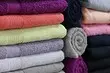 クローゼットでタオルを折りたたむ方法美しくコンパクト：5つの方法と有用なヒント