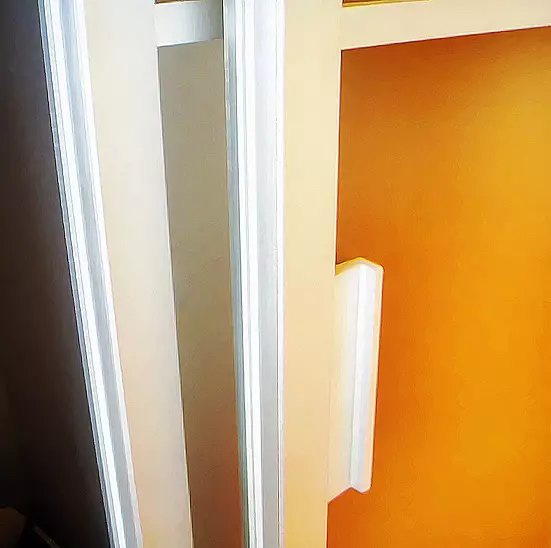 Pintu di dinding