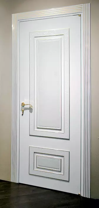 इतालवी दरवाजे के लिए डिजाइन और परिष्करण विकल्पों की विशेषताएं