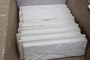 Bawo ati bi o ṣe le rii awọn alẹmọ gypsum: itọsọna kan fun olupese olubere 1223_1