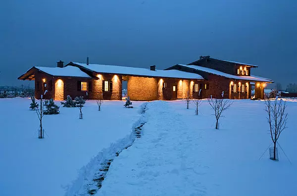 Chalet på kanten af ​​skoven