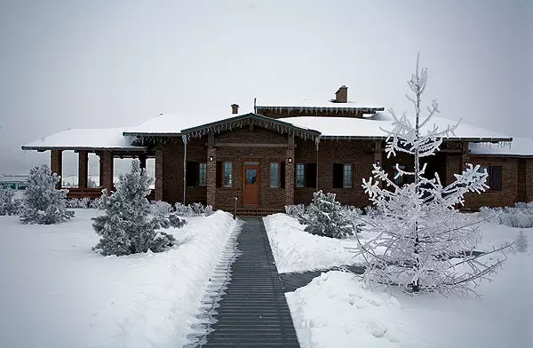 Chalet på kanten af ​​skoven