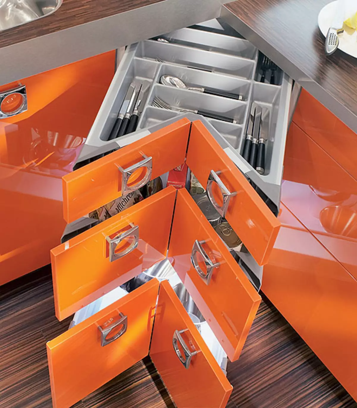 Оранжевый кухонный ящик в кухню