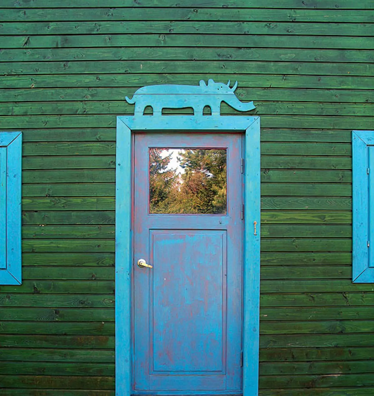Zielony dom z niebieskimi kasami