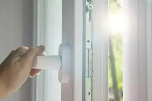 Què és una vàlvula de ventilació per a finestres de plàstic i per què es necessita 12780_1