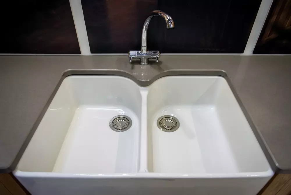 All about ceramic sink for the kitchen: pros, cons, species and rules of choice 12830_12