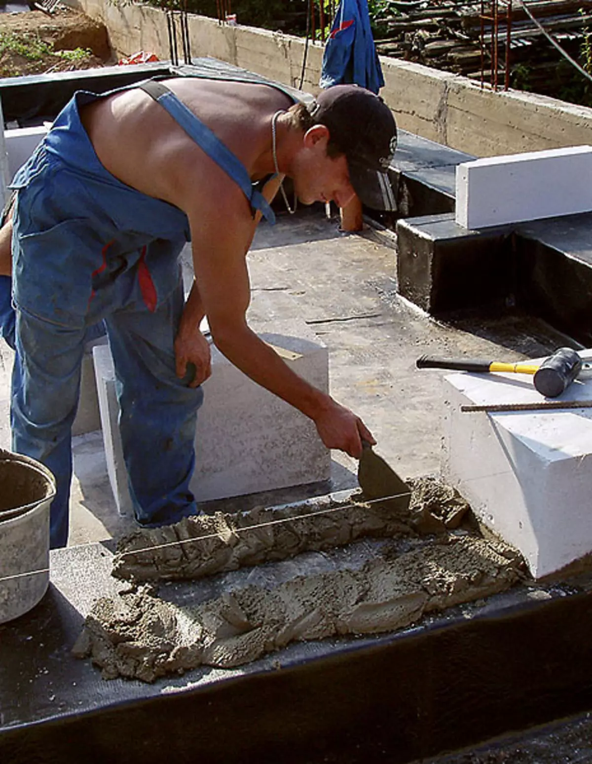 Bumuo mula sa aerated concrete.