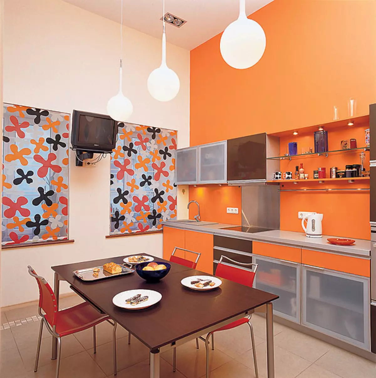 серо оранжевый интерьер кухни