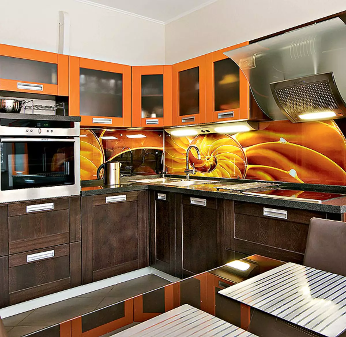 Кухня оранжевая с коричневым