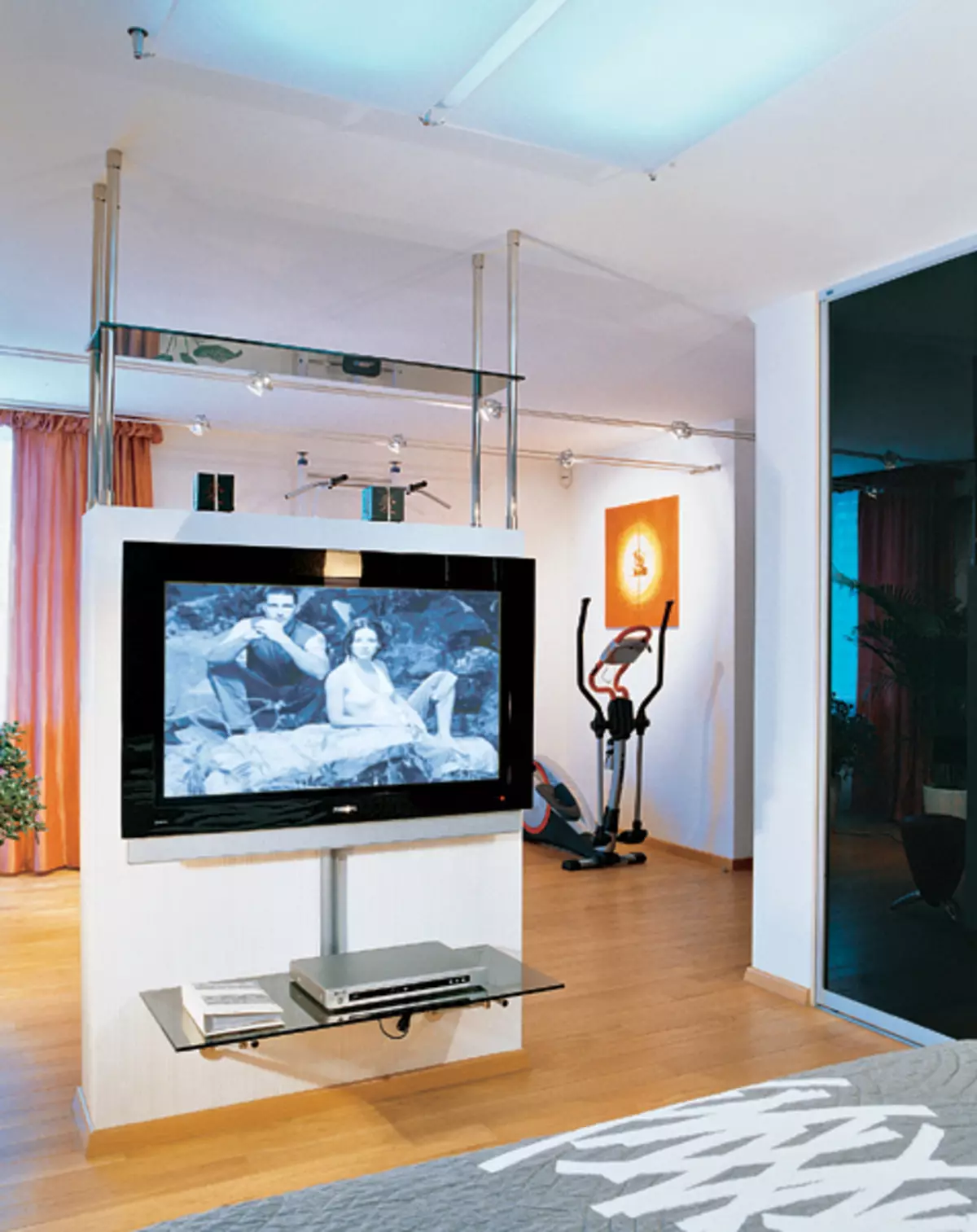 Что надо делать если телевизор. Подвес телевизора к потолку. Телевизор подвесной. Кронштейн для телевизора на стену. Телевизор на кронштейне в интерьере.