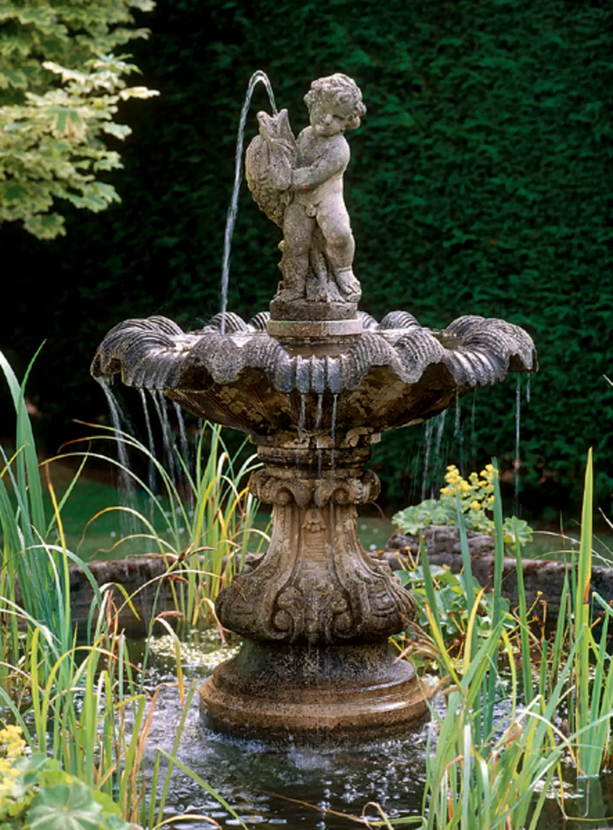 U središtu vrta, na fontani ...
