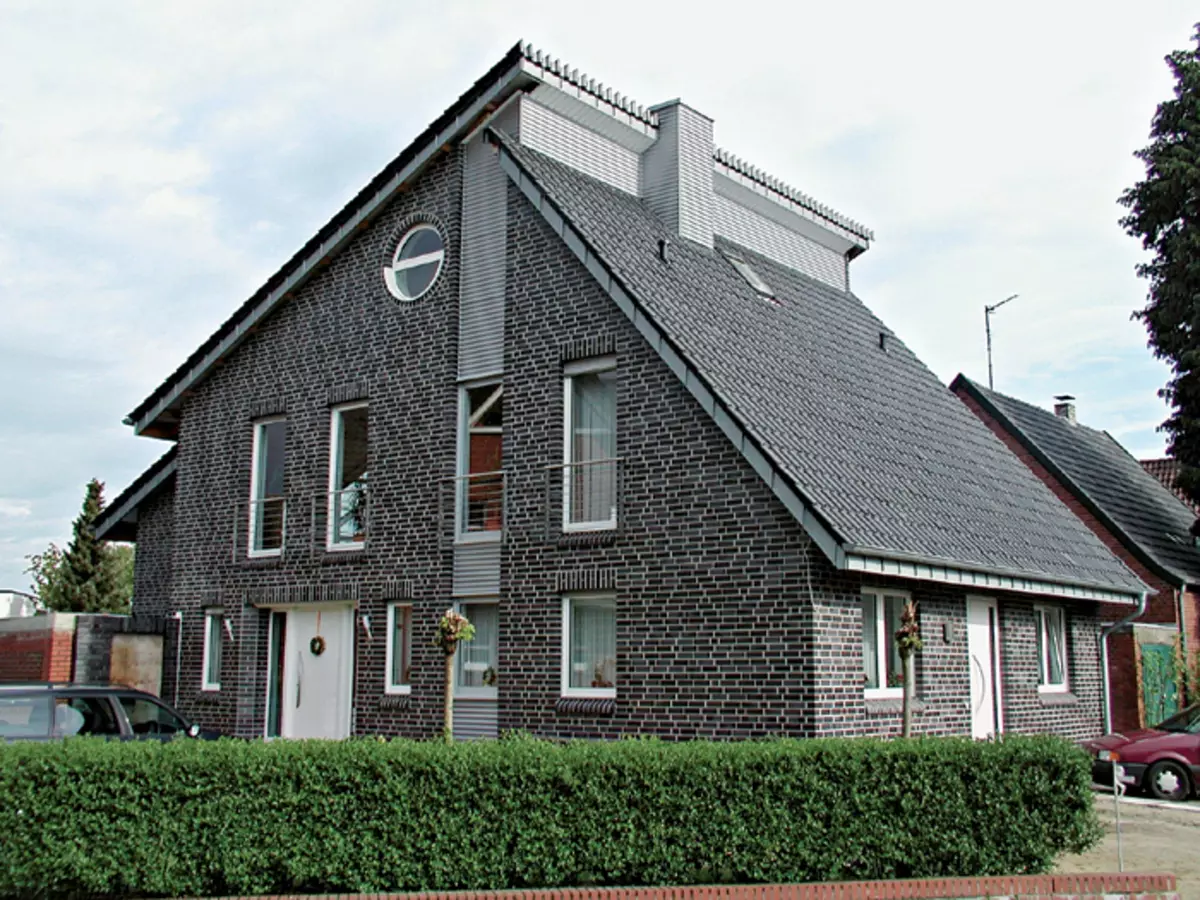 Серый кирпичный дом