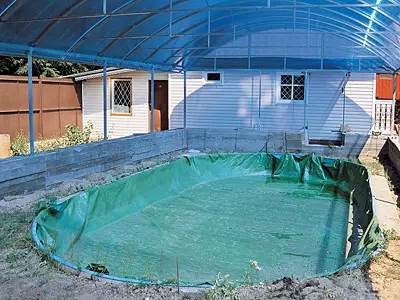 Maison en verre sur l'eau