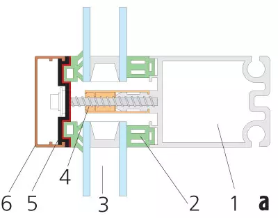 Maison en verre sur l'eau