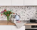 Як використовувати плитку терраццо в інтер'єрі ванної, кухні та передпокою (44 фото) 13410_50
