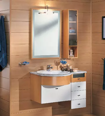 Intérieur de la salle de bain: belle, pratique, confortable