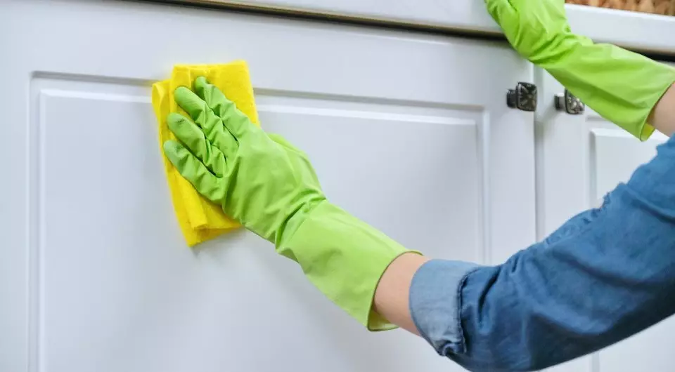 कैसे रसोई facades धोने के लिए: सही सफाई के लिए 8 युक्तियाँ
