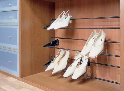 Deslocação adequada: Qual a melhor forma de colocar os sapatos no corredor?