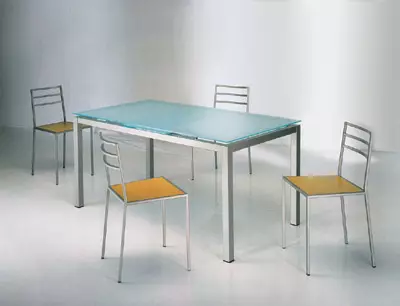 مكان الاجتماع - على الطاولة