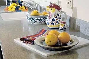 Ideelt materiale til køkken bordplader (dit hjem nummer 1/2005, s. 77) 13896_1