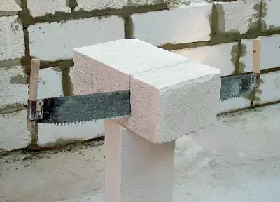 Bumuo mula sa foam concrete.