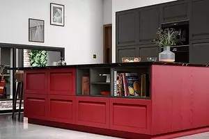 勇敢なインテリア：黒と赤のキッチンの写真 1441_1