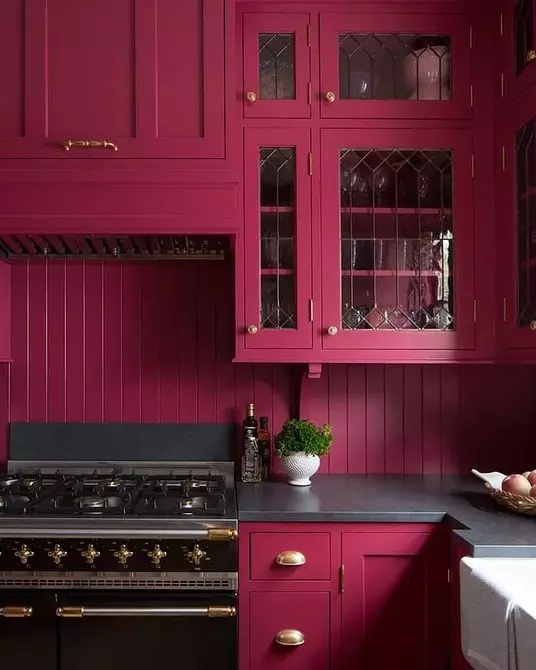 Interior pentru curajos: 70 Fotografii de bucătării negre și roșii 1441_17