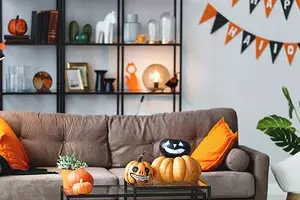 Ngbaradi fun Halloween: 8 awọn imọran lẹwa fun ọṣọ Eegede 1474_1