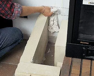 Pag-install ng fireplace.