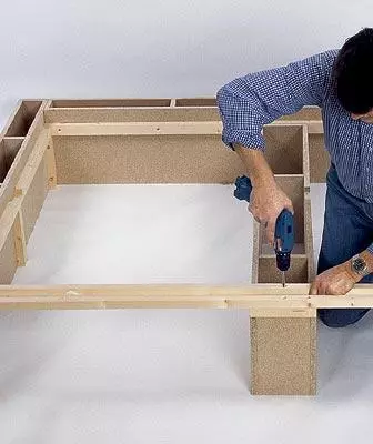 Dvojna postelja z vgrajenimi škatlami