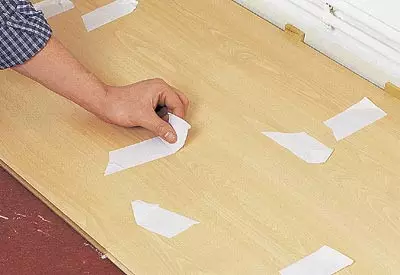 Laying laminated parquet