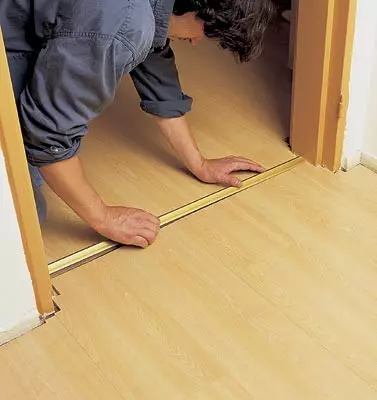 Laying laminated parquet