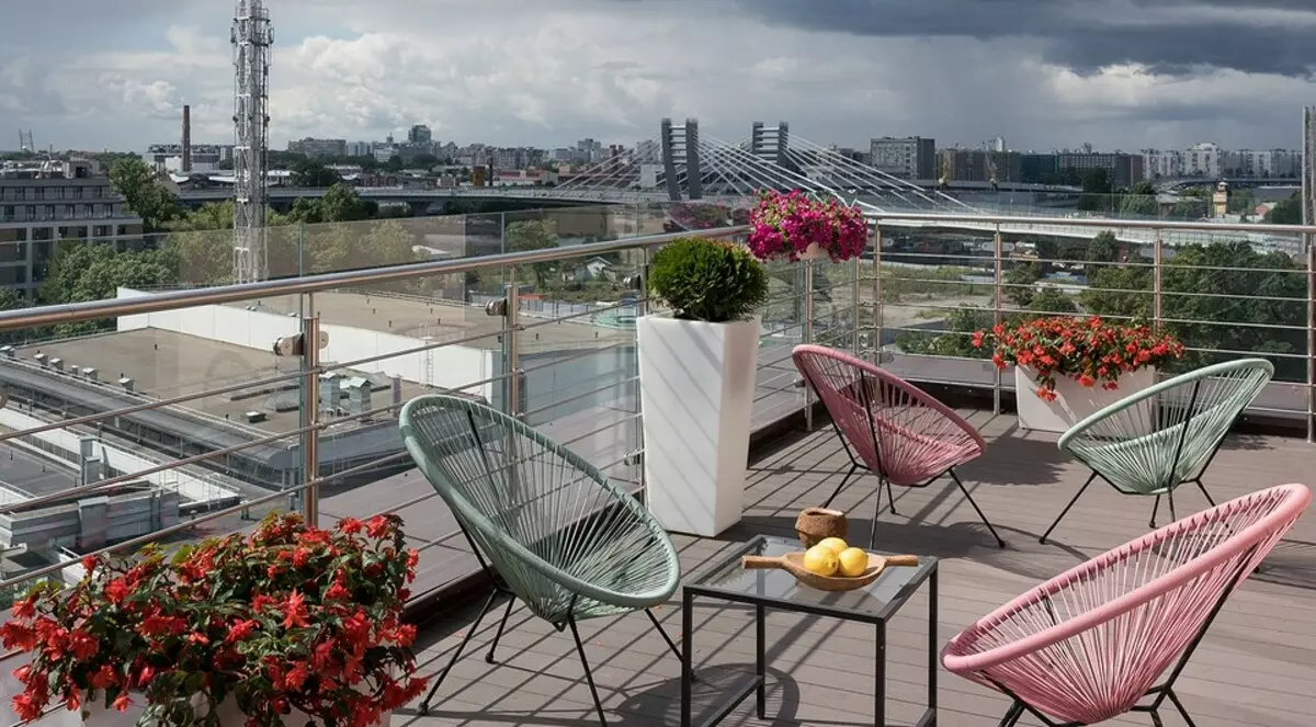 Amplio apartamento en San Petersburgo, en el que un tercio de la zona ocupa una terraza.