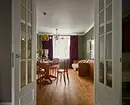 Apartamento de dos habitaciones en la casa de 1960 con paredes luminosas y muebles antiguos. 15945_11