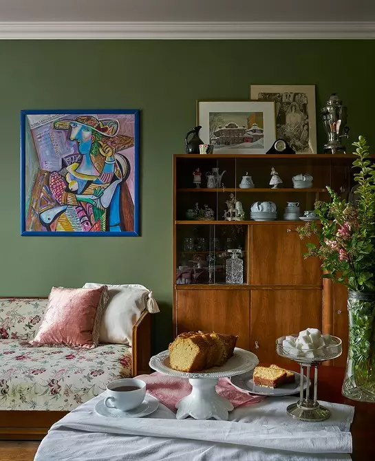 1960 evde parlak duvarlar ve antika mobilya ile iki yatak odalı daire 15945_21