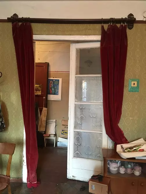 Apartament me dy dhoma gjumi në shtëpinë e vitit 1960 me mure të ndritshme dhe mobilje antike 15945_34