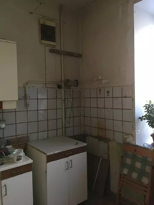 Kahe magamistoaga korter 1960. aasta majas, millel on heledad seinad ja antiikmööbel 15945_35