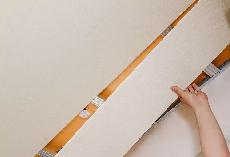 Cum se face un plafon suspendat în baie: 2 instrucțiuni pas cu pas 1668_26