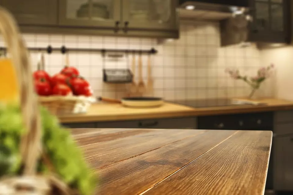 Sådan opdateres bordpladen i køkkenet med dine egne hænder: 4 måder at klare hver 17029_38