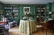 Boldly and fashionable: how to issue a living room in green