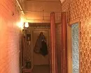 સફેદ દિવાલો અને તેજસ્વી ફર્નિચર સાથે જૂના ફાઉન્ડેશનમાં એપાર્ટમેન્ટ 17108_65